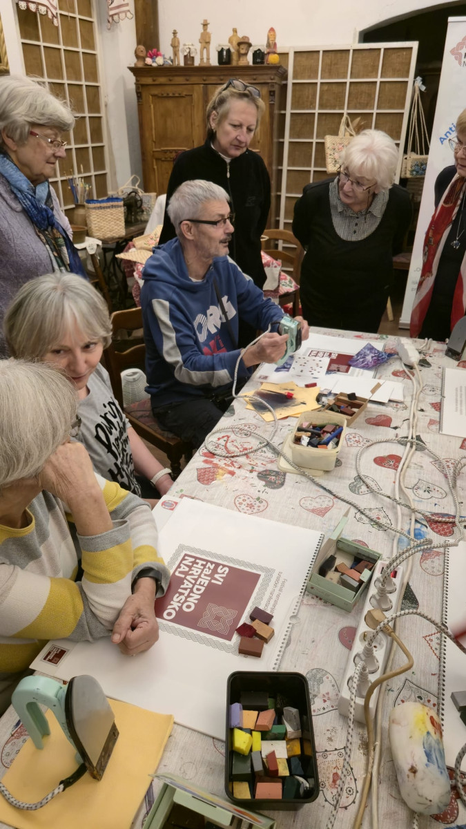 S NAMA JE BOLJE - antistresne kreativne radionice s Udrugom umirovljenika seniori Studentskog grada