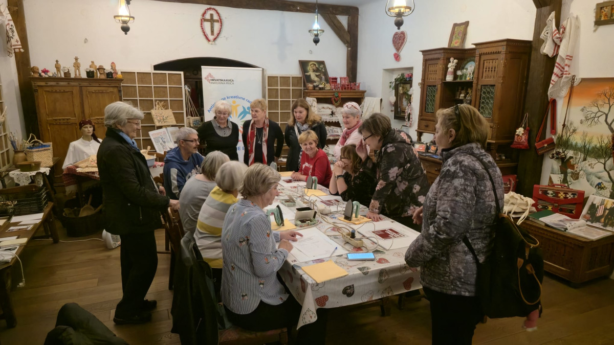 S NAMA JE BOLJE - antistresne kreativne radionice s Udrugom umirovljenika seniori Studentskog grada