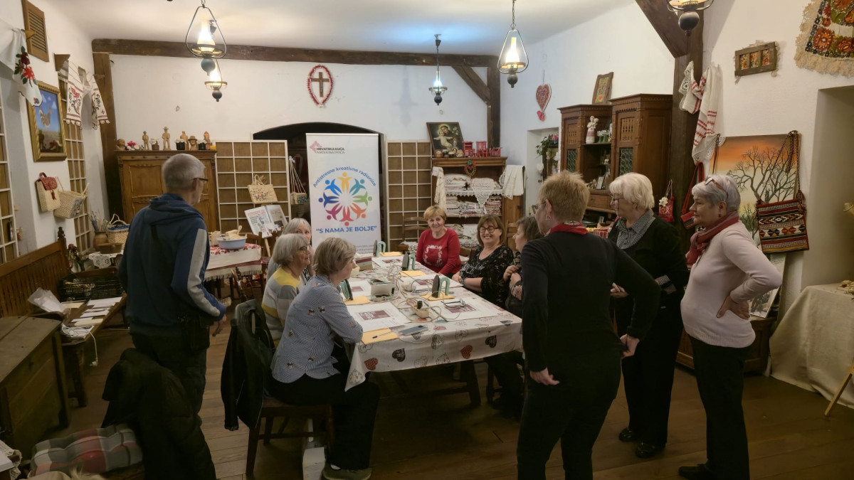 S NAMA JE BOLJE - antistresne kreativne radionice s Udrugom umirovljenika seniori Studentskog grada