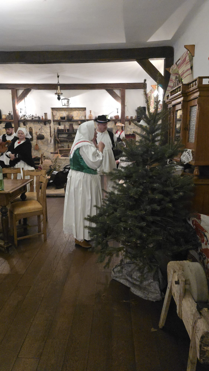 ''Hrvatski eno-gastro advent u Hrvatskoj kući"