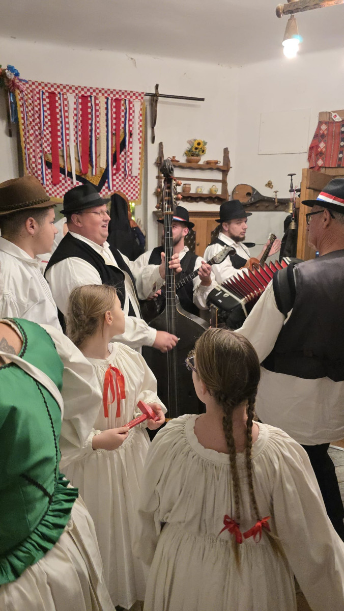 ''Hrvatski eno-gastro advent u Hrvatskoj kući"