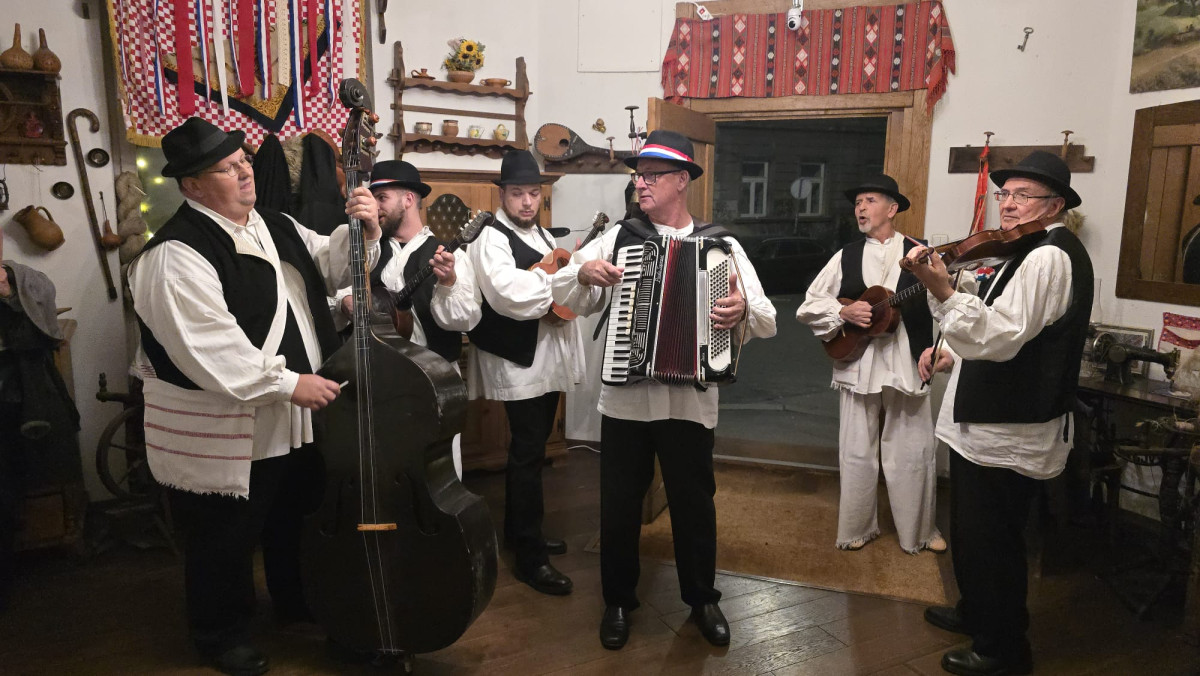 ''Hrvatski eno-gastro advent u Hrvatskoj kući"