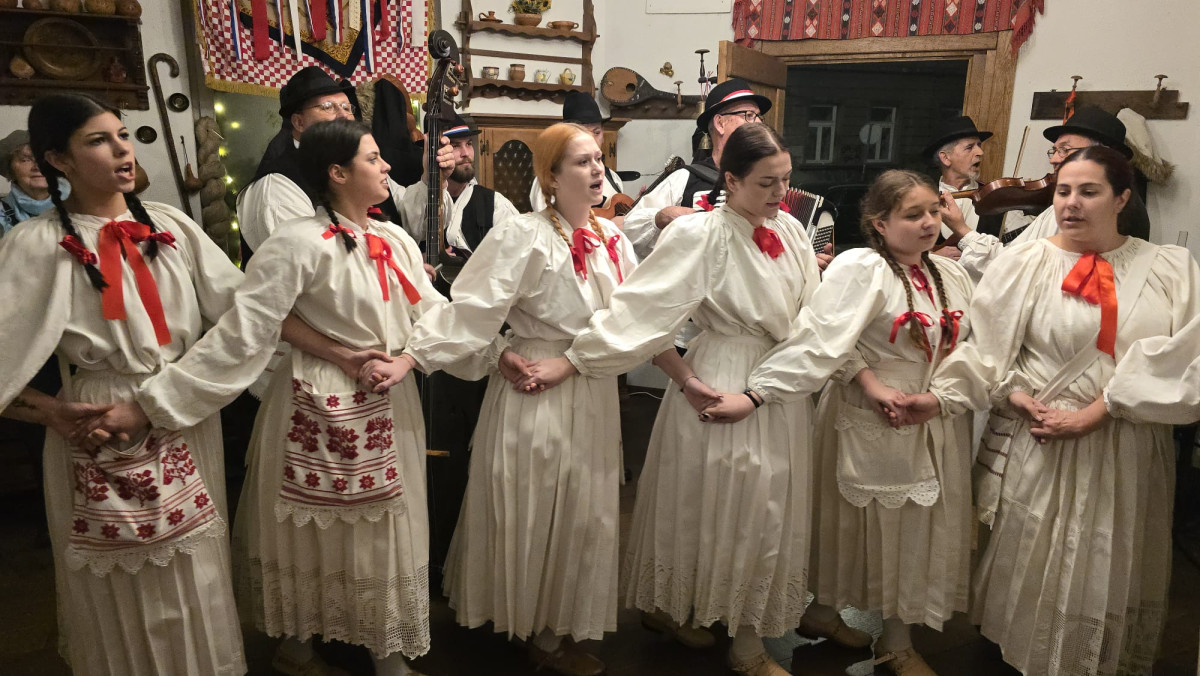 ''Hrvatski eno-gastro advent u Hrvatskoj kući"