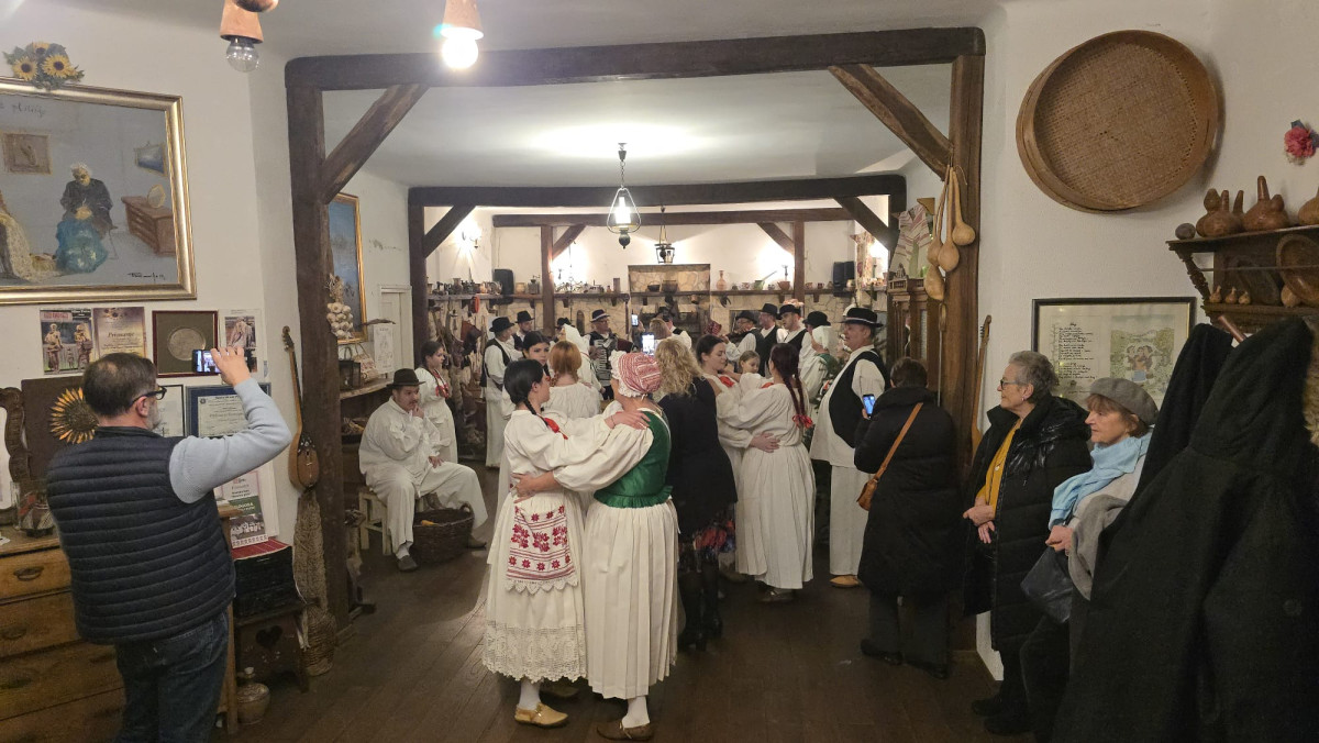 ''Hrvatski eno-gastro advent u Hrvatskoj kući"