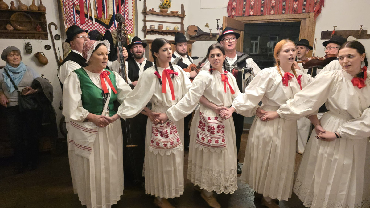 ''Hrvatski eno-gastro advent u Hrvatskoj kući"