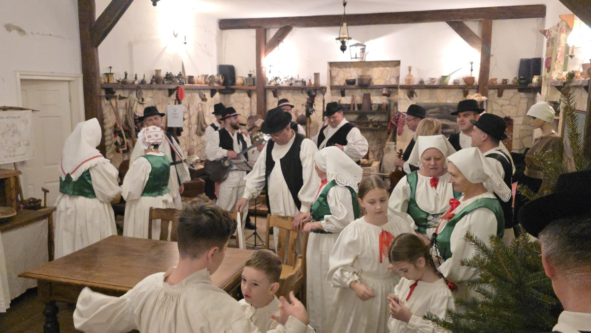 ''Hrvatski eno-gastro advent u Hrvatskoj kući"