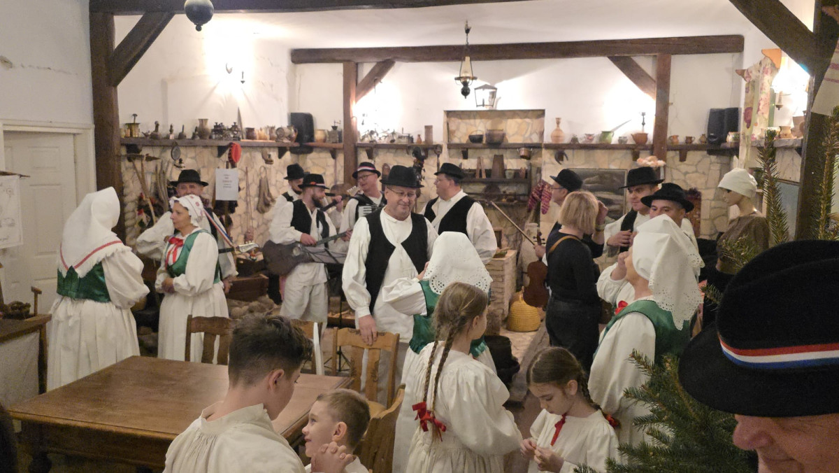 ''Hrvatski eno-gastro advent u Hrvatskoj kući"