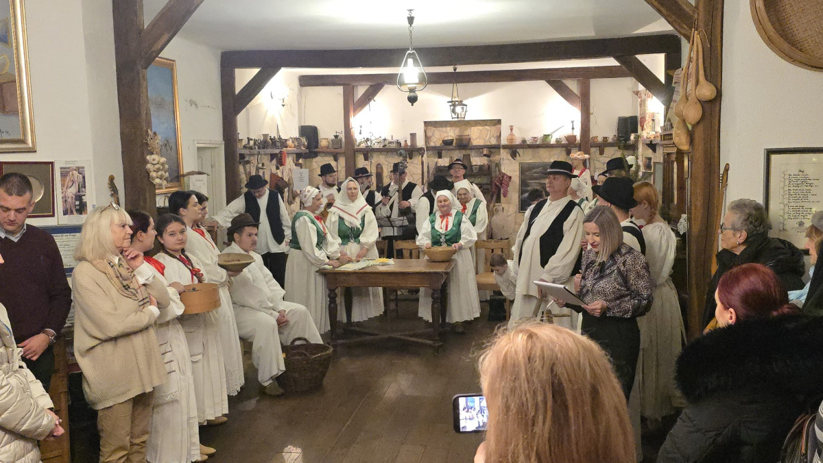 ''Hrvatski eno-gastro advent u Hrvatskoj kući"