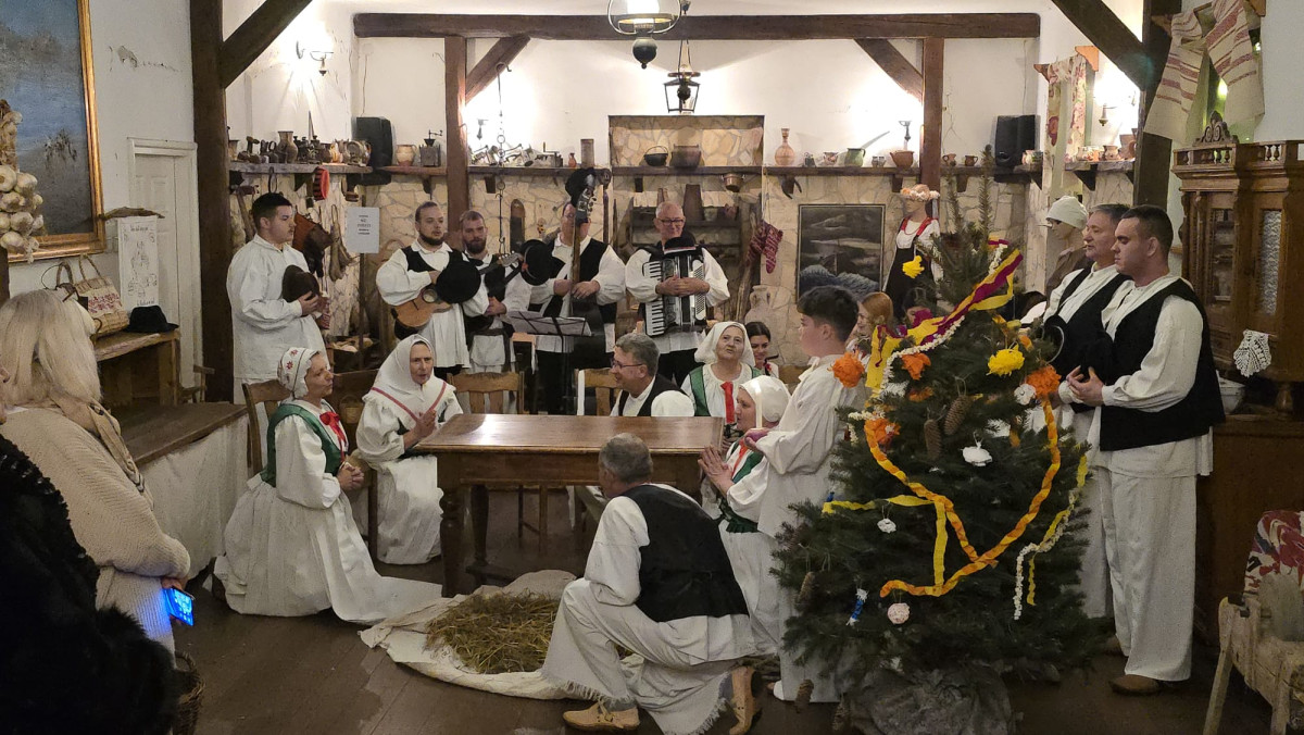 ''Hrvatski eno-gastro advent u Hrvatskoj kući"