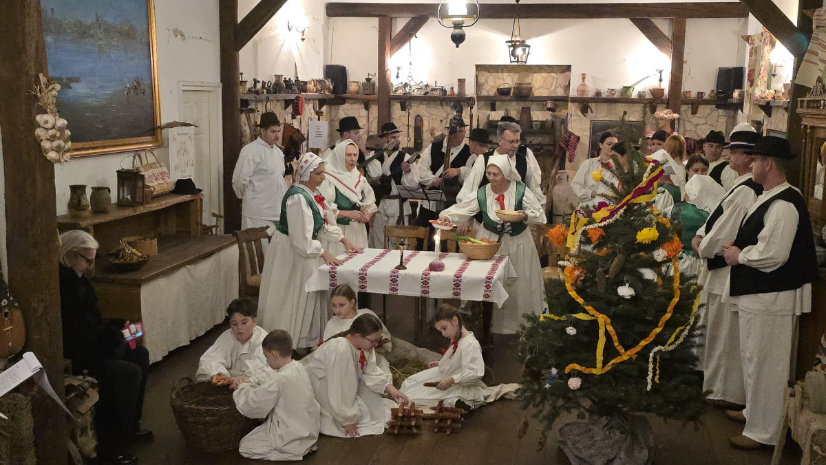 ''Hrvatski eno-gastro advent u Hrvatskoj kući"