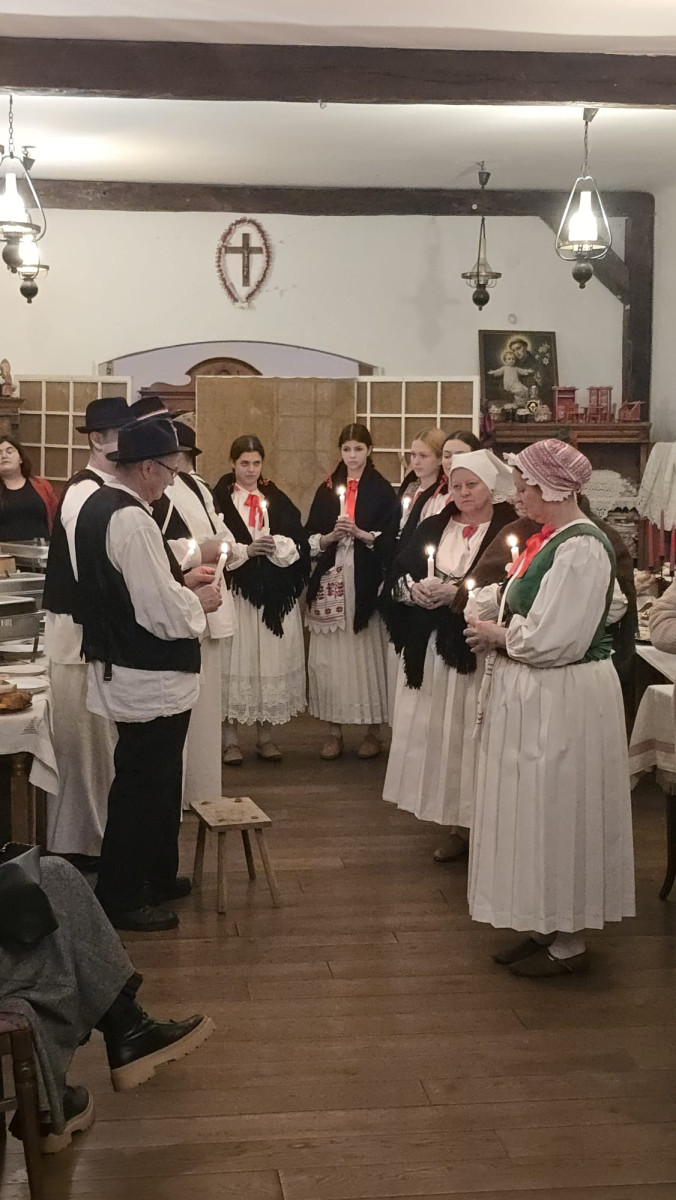 ''Hrvatski eno-gastro advent u Hrvatskoj kući"