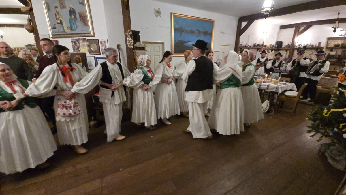 ''Hrvatski eno-gastro advent u Hrvatskoj kući"