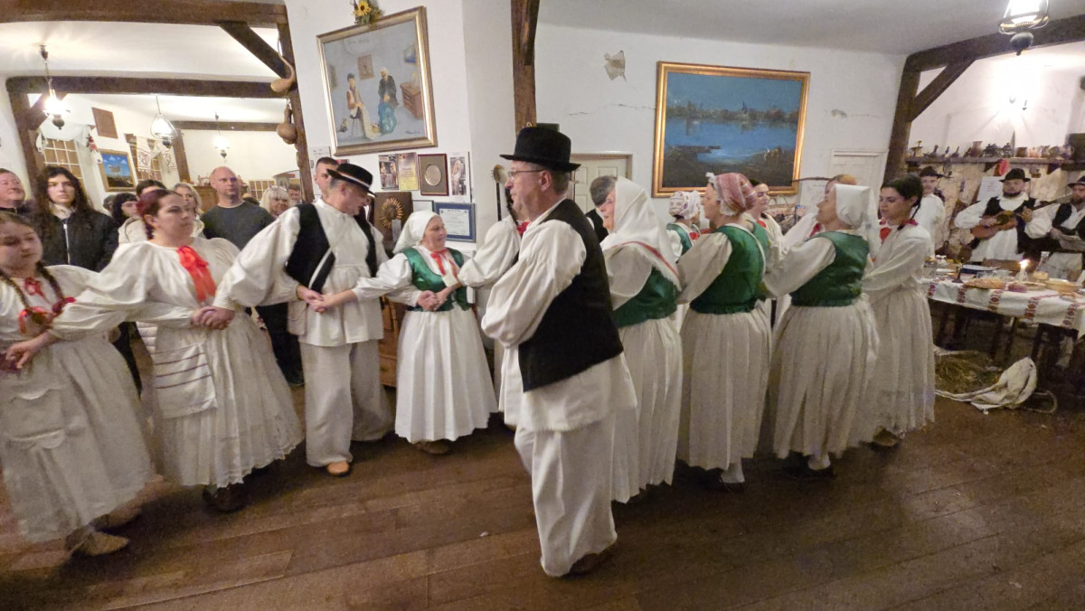 ''Hrvatski eno-gastro advent u Hrvatskoj kući"