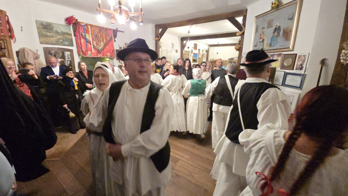 ''Hrvatski eno-gastro advent u Hrvatskoj kući"