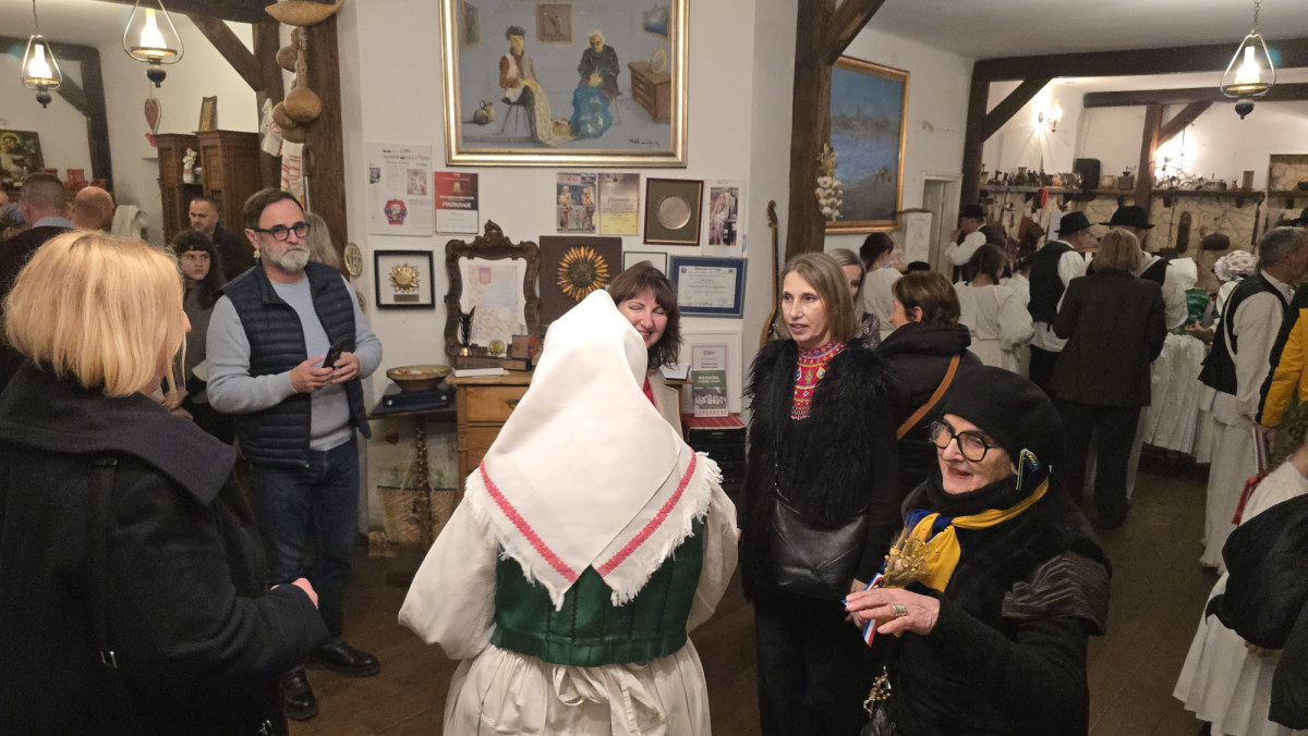 ''Hrvatski eno-gastro advent u Hrvatskoj kući"