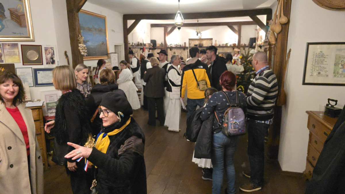 ''Hrvatski eno-gastro advent u Hrvatskoj kući"