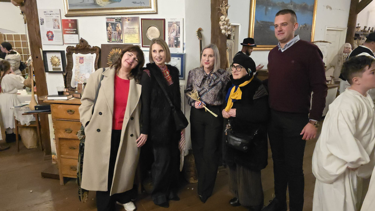 ''Hrvatski eno-gastro advent u Hrvatskoj kući"