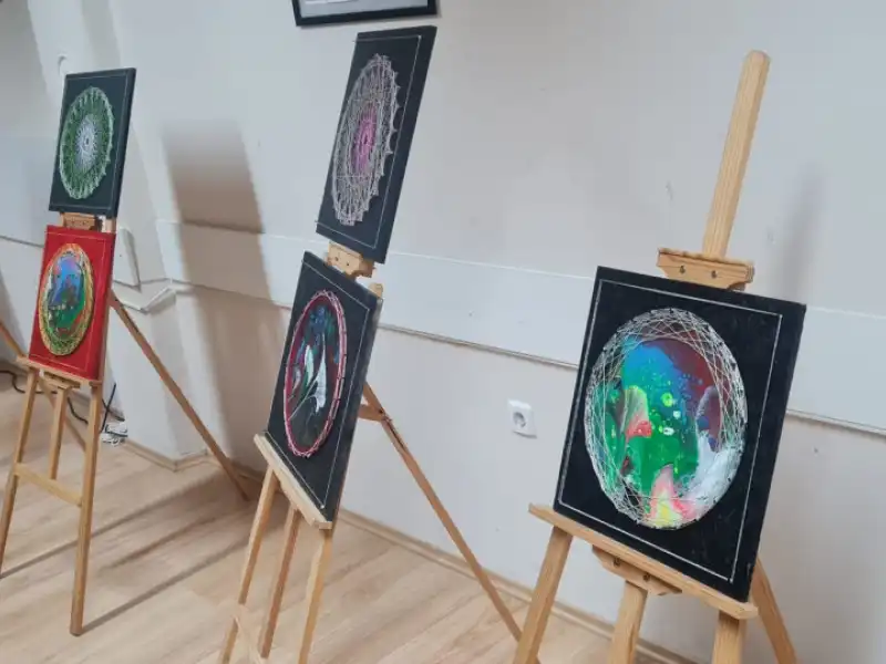 Kreativnost kao terapija: prva izložba radova polaznika radionica „S nama je bolje“