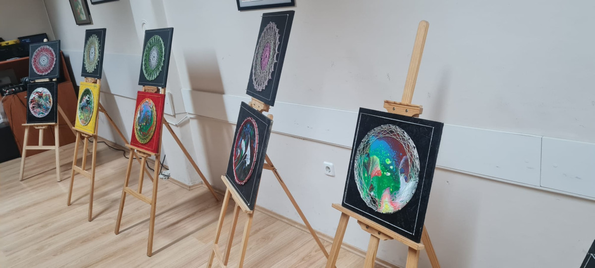 Kreativnost kao terapija: prva izložba radova polaznika radionica „S nama je bolje“