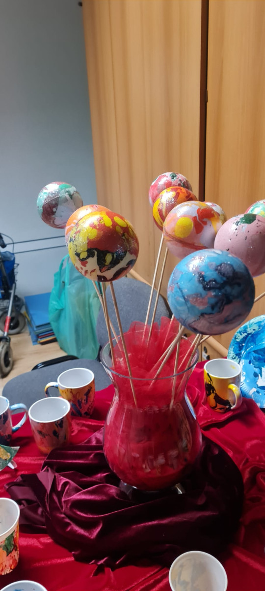 Kreativnost kao terapija: prva izložba radova polaznika radionica „S nama je bolje“