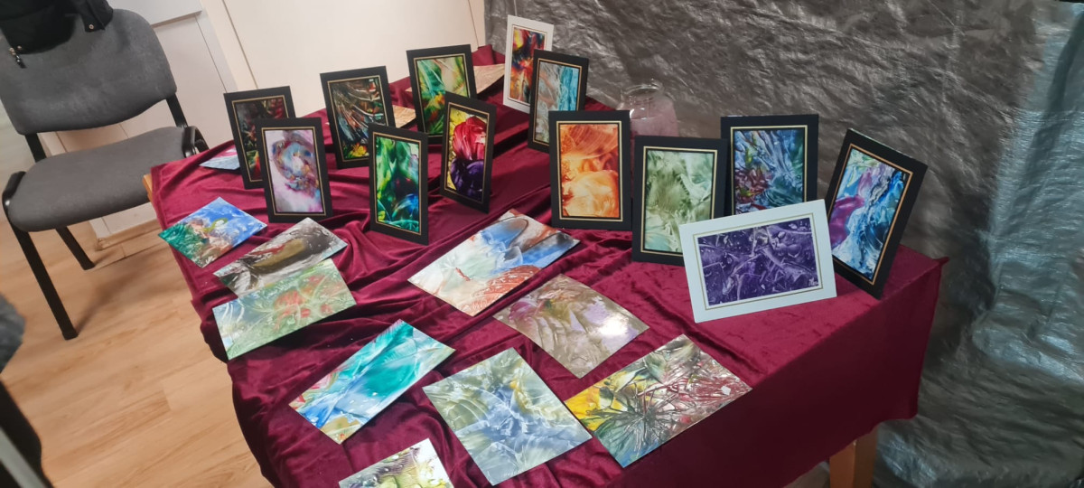 Kreativnost kao terapija: prva izložba radova polaznika radionica „S nama je bolje“