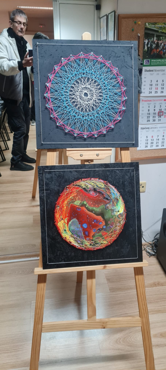 Kreativnost kao terapija: prva izložba radova polaznika radionica „S nama je bolje“