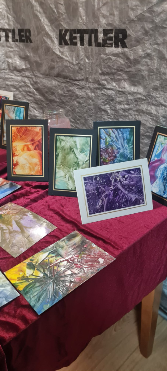 Kreativnost kao terapija: prva izložba radova polaznika radionica „S nama je bolje“