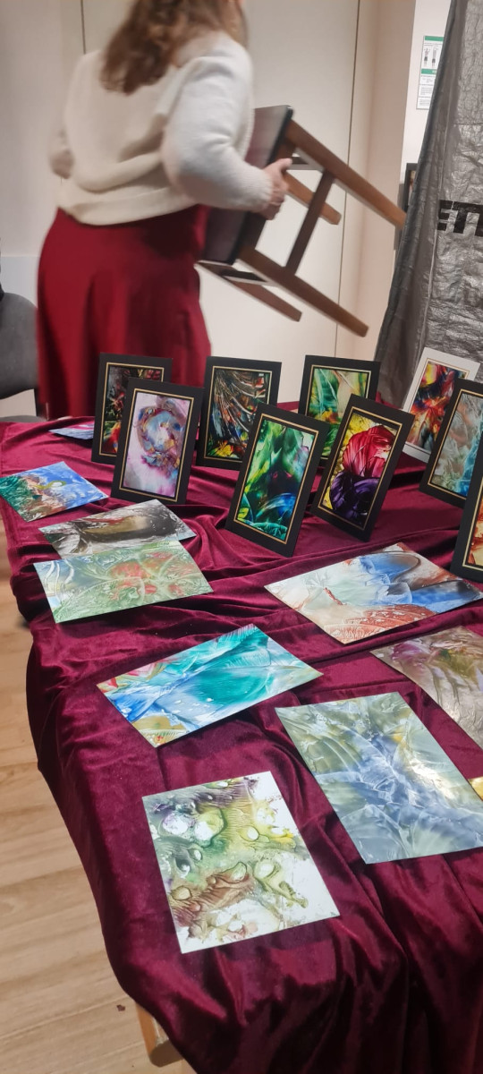 Kreativnost kao terapija: prva izložba radova polaznika radionica „S nama je bolje“