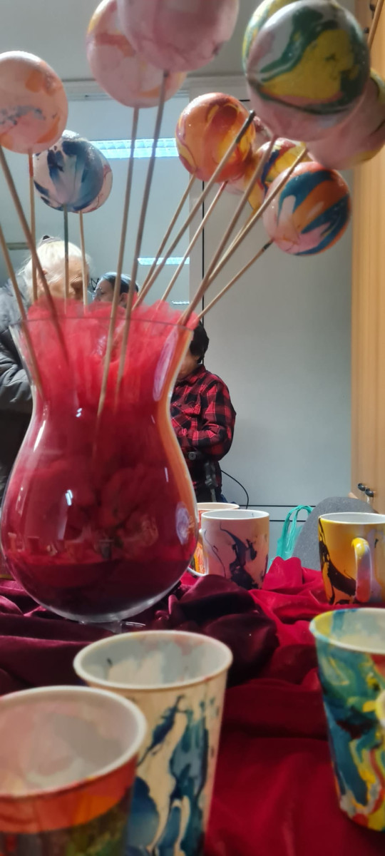 Kreativnost kao terapija: prva izložba radova polaznika radionica „S nama je bolje“