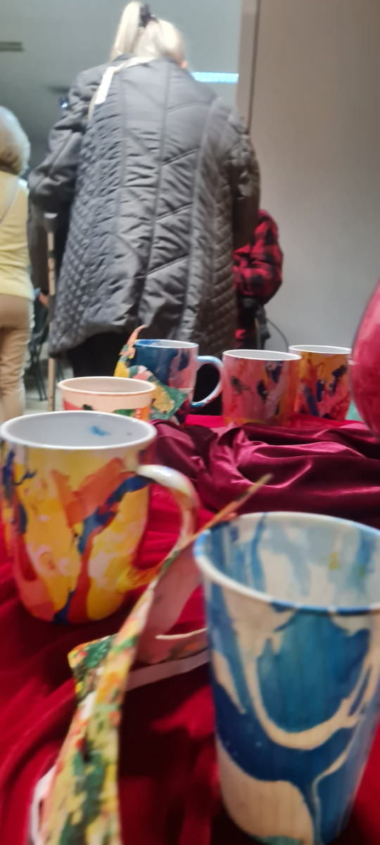 Kreativnost kao terapija: prva izložba radova polaznika radionica „S nama je bolje“