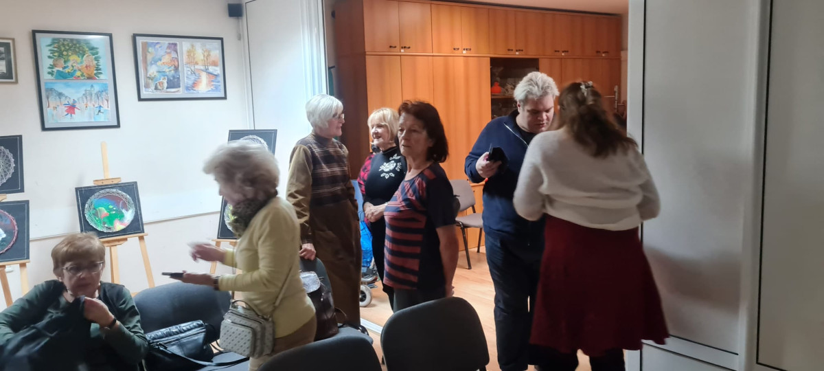 Kreativnost kao terapija: prva izložba radova polaznika radionica „S nama je bolje“