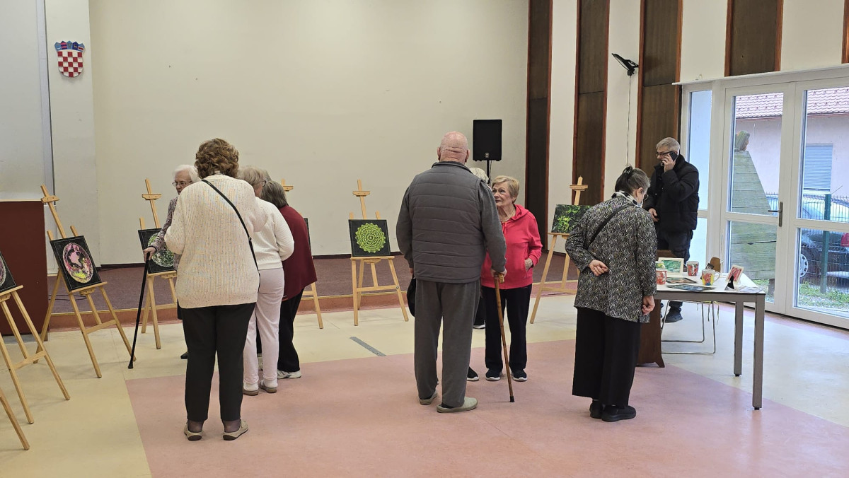 Kreativnost kao terapija: 2. izložba radova polaznika radionica „S nama je bolje“