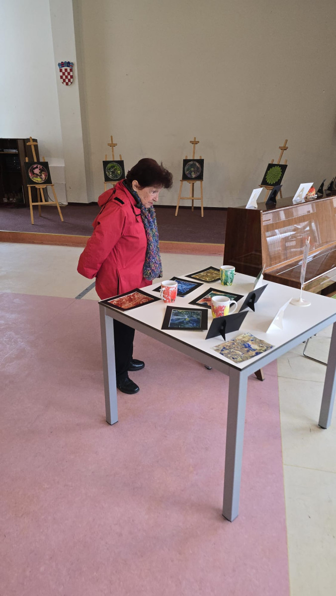 Kreativnost kao terapija: 2. izložba radova polaznika radionica „S nama je bolje“