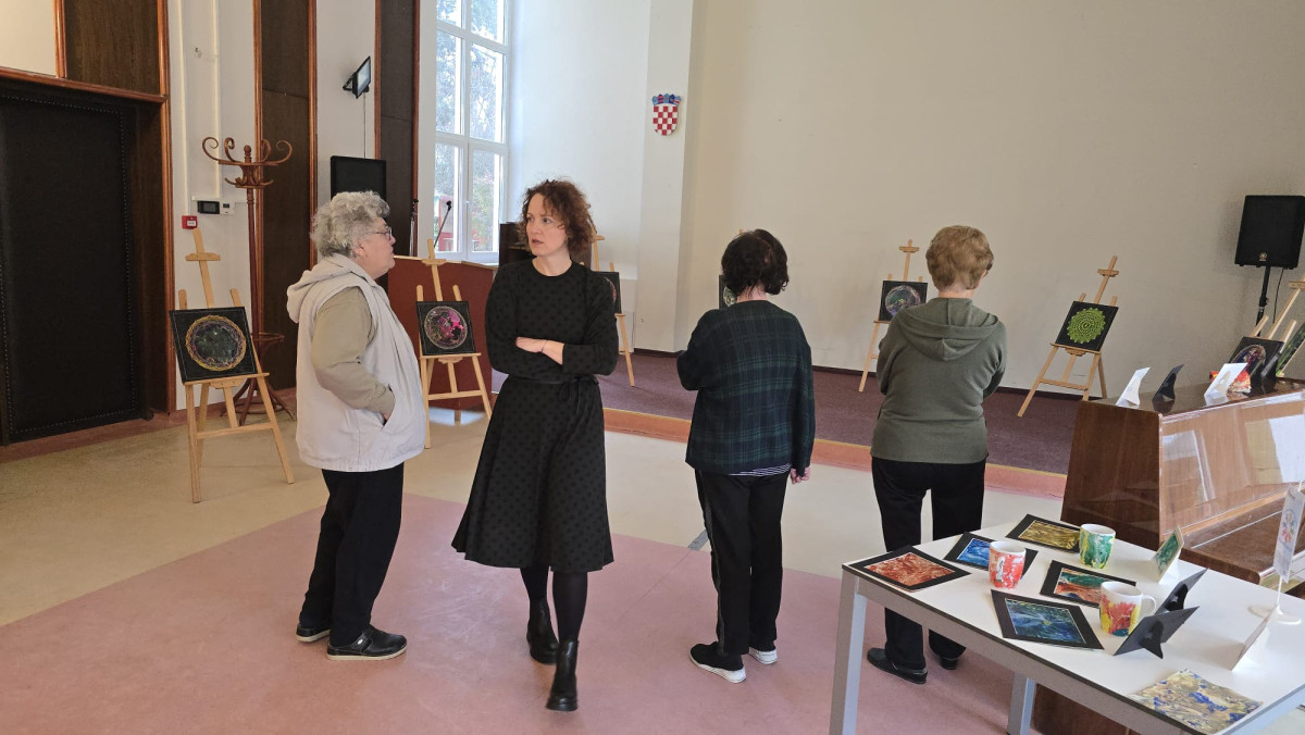 Kreativnost kao terapija: 2. izložba radova polaznika radionica „S nama je bolje“