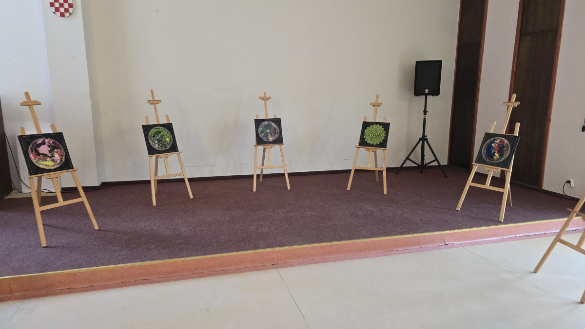 Kreativnost kao terapija: 2. izložba radova polaznika radionica „S nama je bolje“