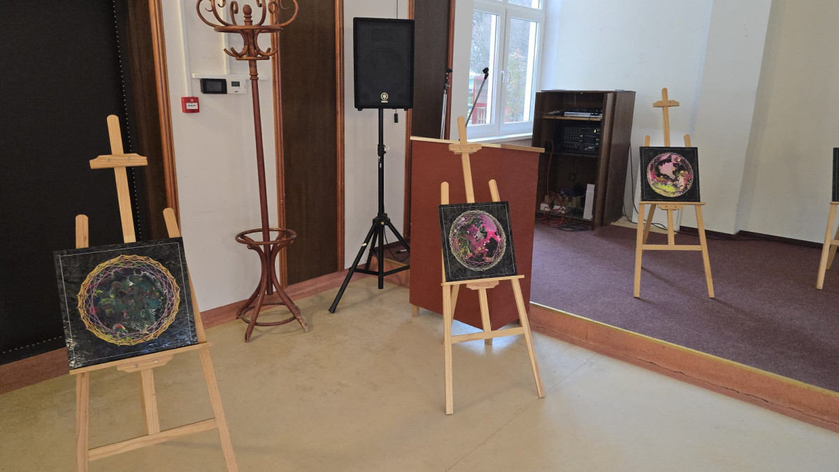 Kreativnost kao terapija: 2. izložba radova polaznika radionica „S nama je bolje“